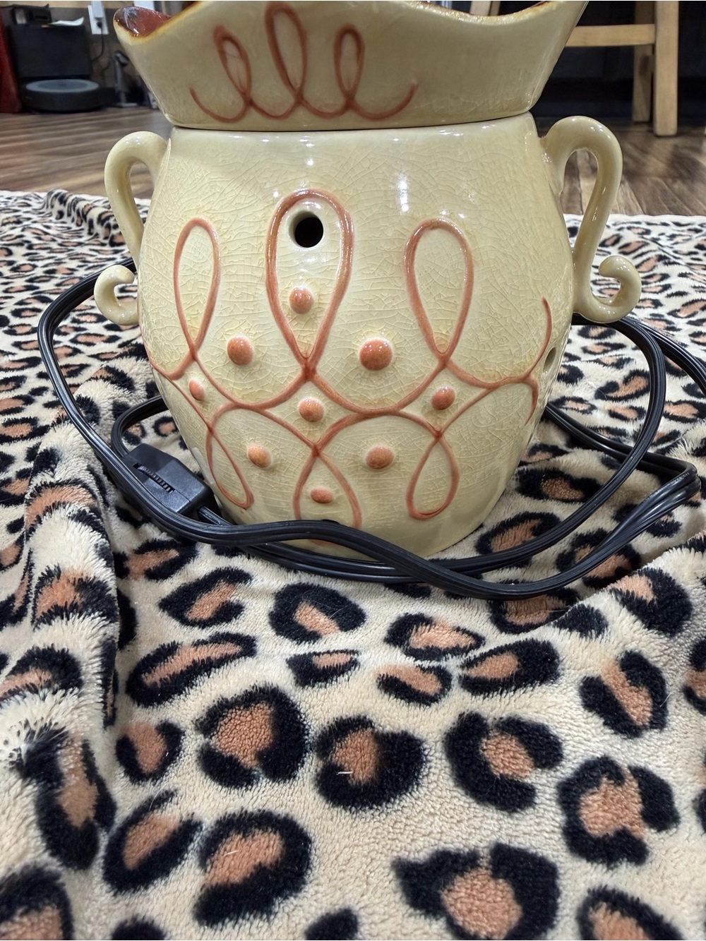 Scentsy Ceramic Warmer in Cream with Peach Accents